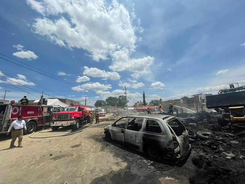 Bomberos de San Pedro Cholula sofocan incendio en depósito de llantas