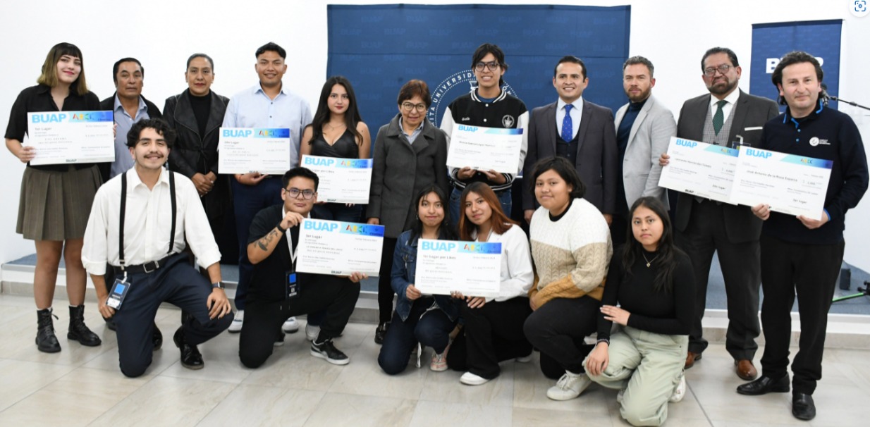 Se premia a los ganadores de los concursos “Creación Porra Institucional BUAP” y “Apantálla-te”