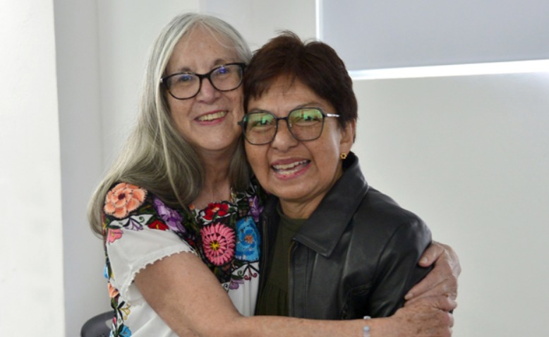 Dicta conferencia Julieta Fierro en el auditorio de Posgrado en Microbiología