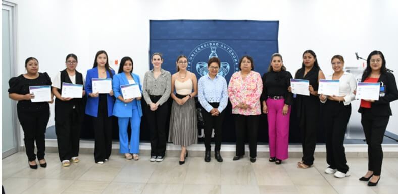 Entrega Rectora María Lilia Cedillo reconocimientos a estudiantes becarias de Abogadas MX