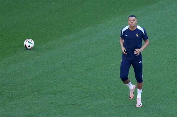 Mbappé vuelve a un once sin Griezmann; Lewandowski se estrena como titular