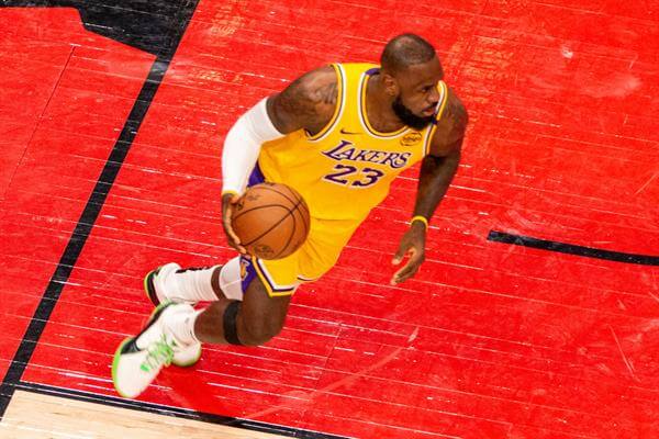 Un LeBron histórico extiende la luna de miel de unos Lakers a la espera de Doncic