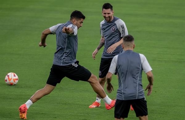 Messi y Luis Suárez, multados por la MLS por agarrar a rivales por el cuello