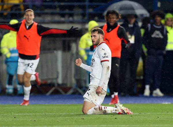 Giménez acerca al Milan a Europa