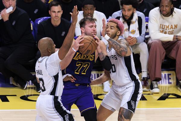Los Lakers arrasan, los Rockets remontan 25 puntos y Nuggets ganan a Warriors sin Jokic