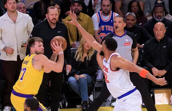 Los Lakers también saben sufrir y remontan un duelo mayúsculo ante los Knicks