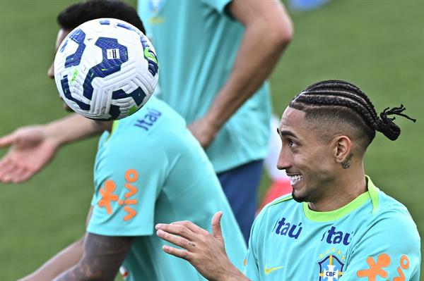 La mejor versión de Raphinha desafía a Colombia de James Rodríguez