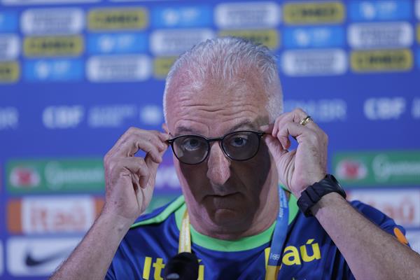 Dorival afirma que la baja de Neymar le obligó a cambiar todo su plan de preparación