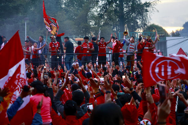 Los Aficionados Del Toluca Se Rinden Ante Su Equipo, Campeón Después De 15 Años
