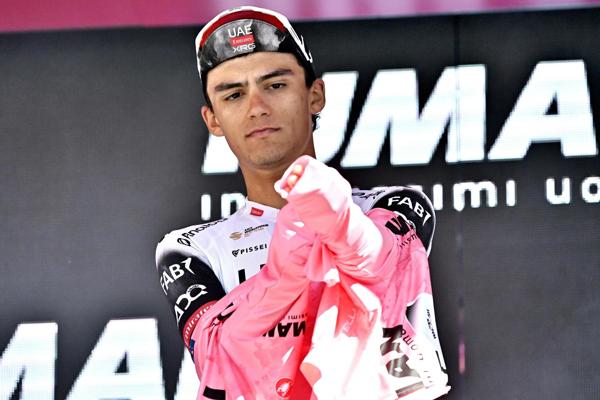 Dann Hoole gana la contrarreloj de Pisa y Del Toro conserva la maglia rosa