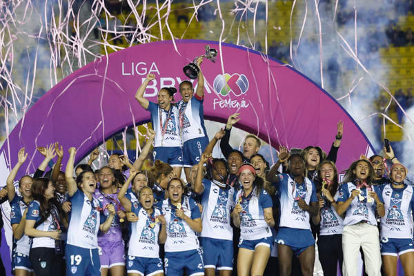 Pachuca gana su primer título en el fútbol femenino de México, pese a perder con América