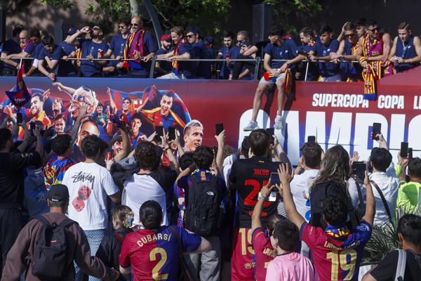 Barcelona Se Lanza A La Calle Para Festejar El Triplete Del Barça