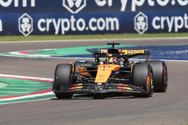 Los McLaren dominan el primer libre de Imola, que Sainz acabó tercero