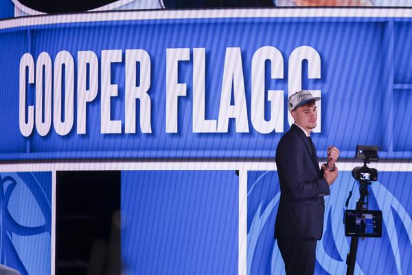 Los Dallas Mavericks eligen a Cooper Flagg con el número uno del draft de la NBA