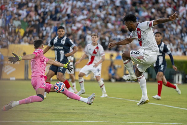 Monterrey sobrevive al acecho de River