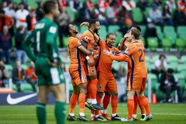 8 0. Memphis Lidera A Países Bajos E Iguala A Van Persie Como Máximo Goleador Histórico