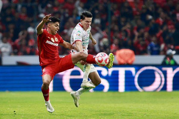 El campeón Toluca vence al Necaxa de Fernando Gago, en el Apertura del fútbol mexicano