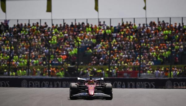 Hamilton lidera, por delante de los McLaren, el primer libre de Silverstone