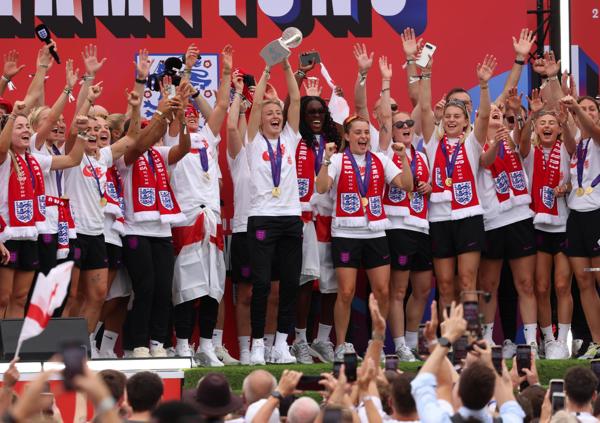 Las ‘Leonas’ celebran ante el palacio de Buckingham la victoria en la Eurocopa