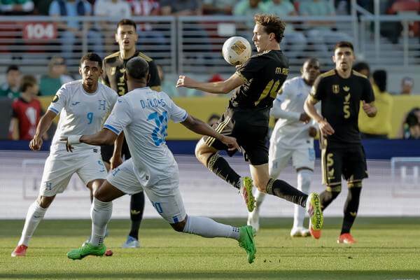 México vence con sufrimiento a Honduras y se clasifica a la final de la Copa Oro