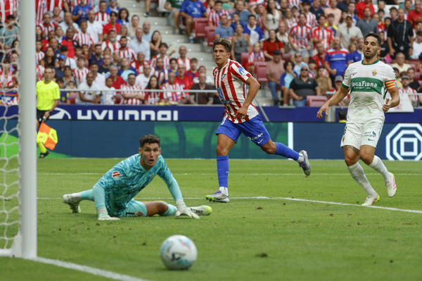 El Atlético duda, el Elche puntúa