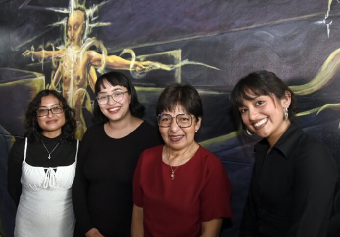 Estudiantes de Artes realizan mural en la Facultad de Psicología por sus 60 años