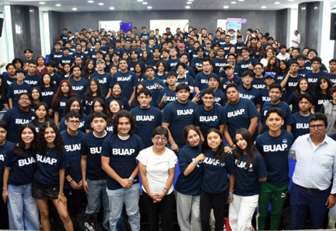 Lilia Cedillo da la bienvenida a estudiantes de Derecho y Economía