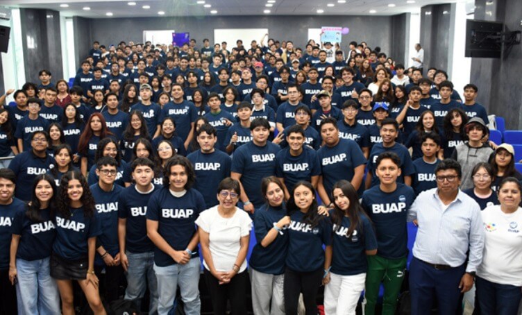 Lilia Cedillo da la bienvenida a estudiantes de Derecho y Economía