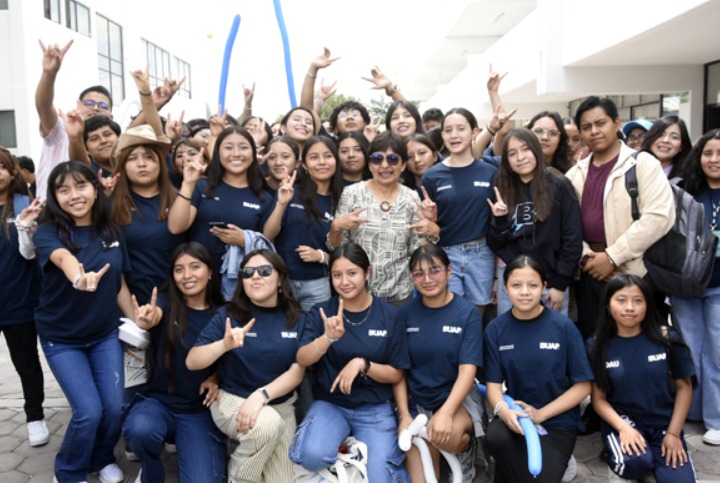Lilia Cedillo visita unidades académicas en Tecamachalco