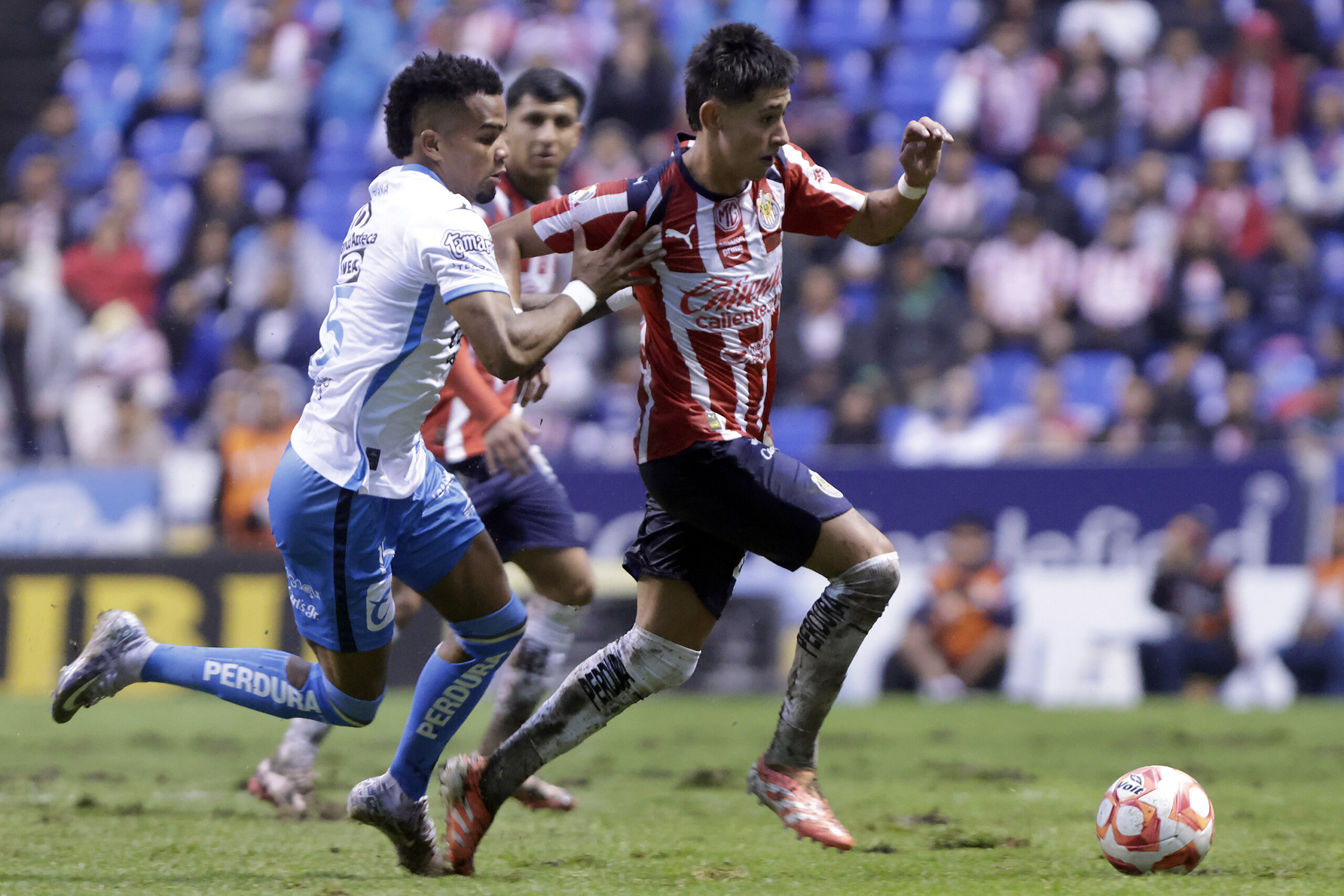 Chivas ahoga en lodo al Puebla