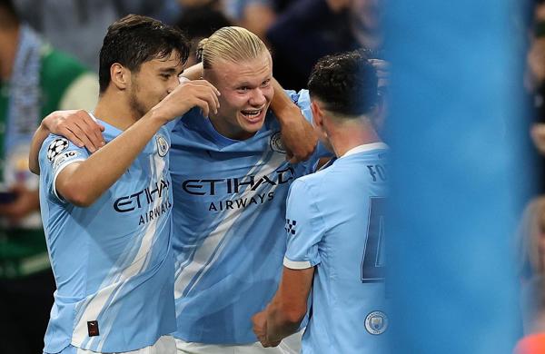 2 0. El City Doblega A Un Nápoles Que Jugó 70 Minutos Con Uno Menos