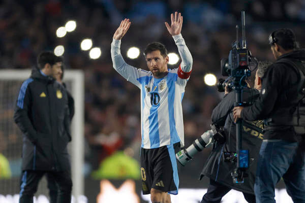 Doblete de Messi en su último duelo oficial en Argentina, que aplasta a Venezuela
