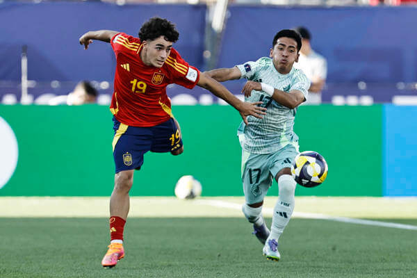 México, que ganaba, empata en el último minuto y deja a España al borde del abismo