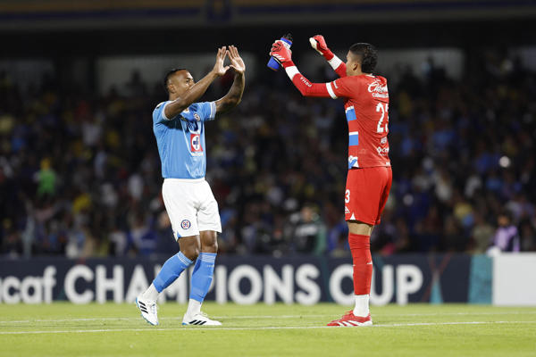 Mier y Ditta fueron al banquillo por regresar tarde de su selección