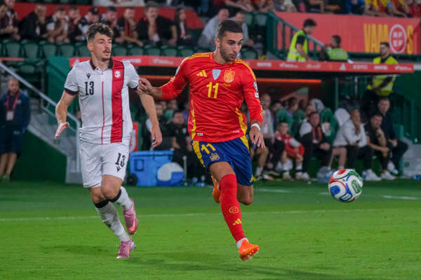 España gana a una Georgia a la que pudo golear y avanza hacia el Mundial