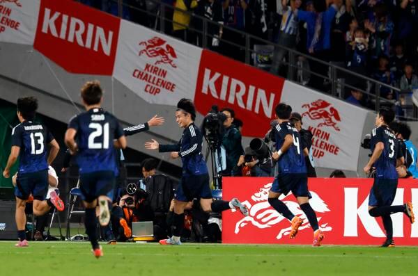 Japón gana por primera vez a Brasil tras remontarle dos goles