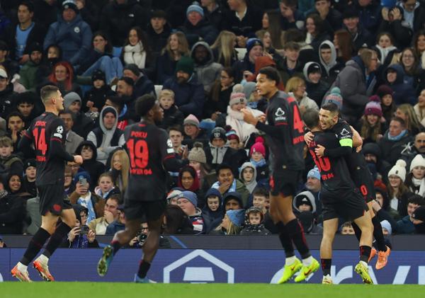 Grimaldo conquista el Etihad