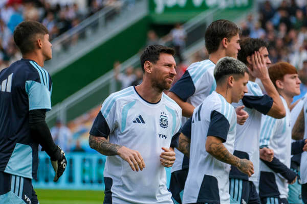 Argentina y Messi desatan la locura en Elche con un entrenamiento ante 20.000 espectadores