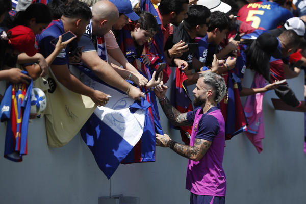Exjugadores del Barça listos para amistoso ante exfutbolistas del Madrid en El Salvador