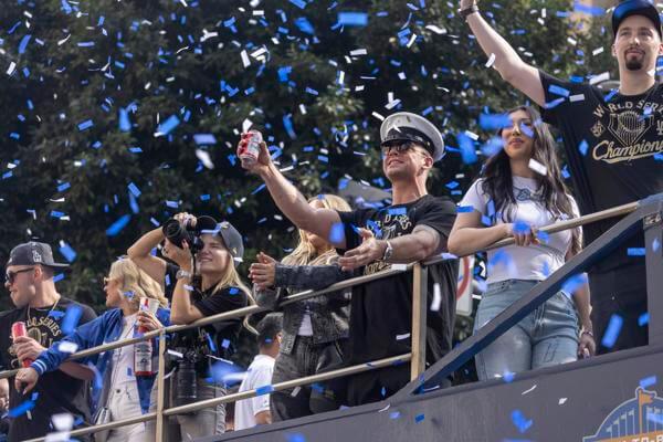 Los Dodgers Desatan La Euforia Masiva En Los Ángeles Por Su Triunfo En La Serie Mundial