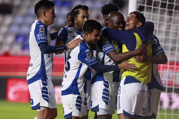 Kenedy, con dos goles, y Valencia dan triunfo al Pachuca, que sigue vivo en el Apertura