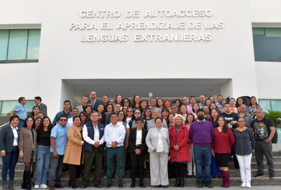 Devela Rectora Lilia Cedillo placa conmemorativa