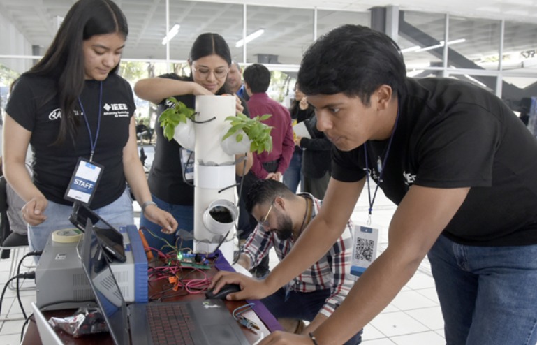 Exponen estudiantes BUAP proyectos de ciencia y tecnología