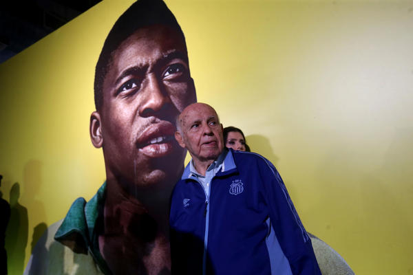 Empresa del padre de Neymar adquiere la marca Pelé