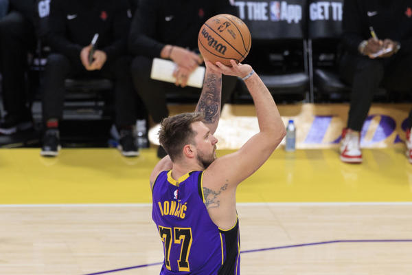 Doncic, LeBron y Reaves reinan en el derbi y envían a Lakers a cuartos de Copa