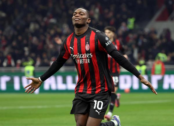 El Milan se asoma al liderato con polémica