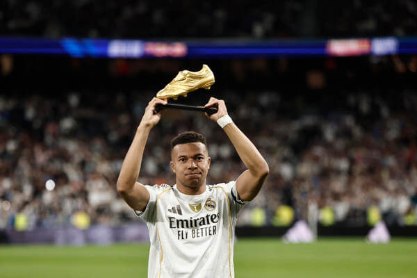 Mbappé ofrece la Bota de Oro a la afición en el Santiago Bernabéu