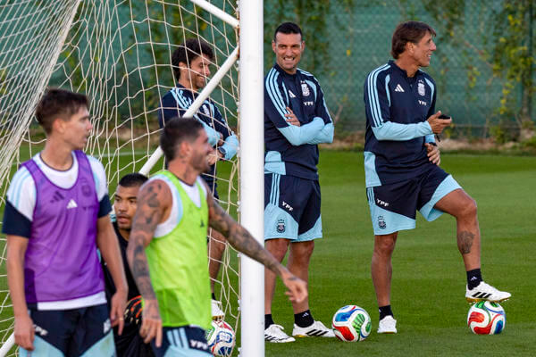 Un millar de aficionados arropan desde la distancia a la selección argentina en Algorfa