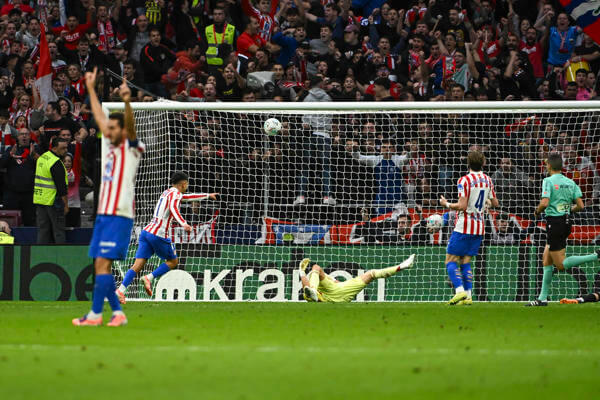 3 0. El Atlético Insiste Por La Liga