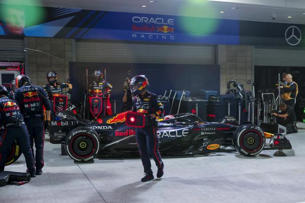 Verstappen reina en Las Vegas y aprieta el Mundial tras la descalificación de los McLaren